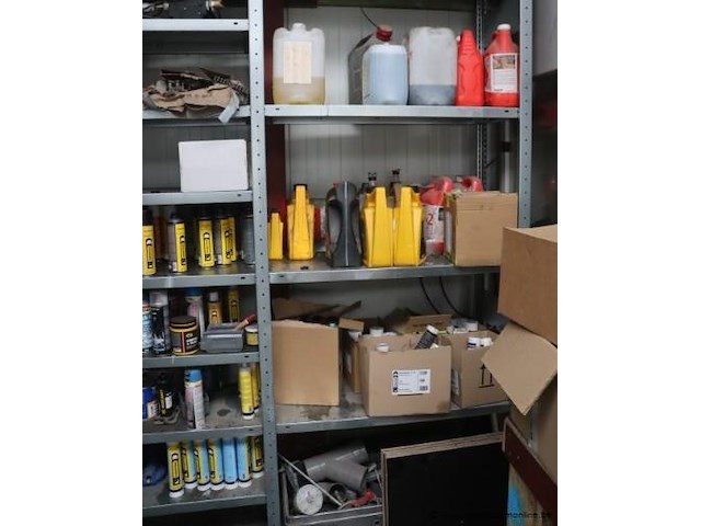 Stalen stelling inhoudende diverse wo onderhoudsproducten, olie, elektramateriaal enz - afbeelding 3 van  5