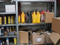 Stalen stelling inhoudende diverse wo onderhoudsproducten, olie, elektramateriaal enz - afbeelding 3 van  5