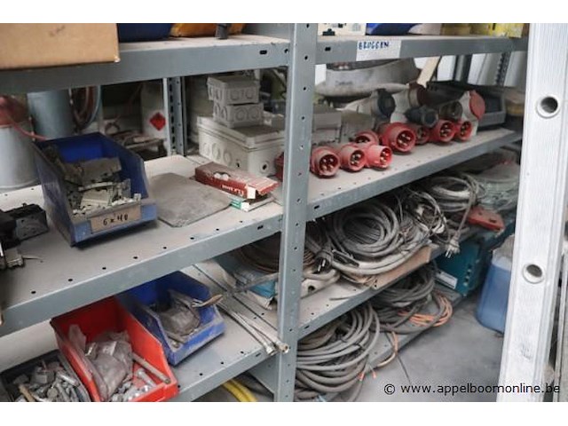 Stalen stelling inhoudende diverse wo onderhoudsproducten, olie, elektramateriaal enz - afbeelding 4 van  5