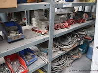 Stalen stelling inhoudende diverse wo onderhoudsproducten, olie, elektramateriaal enz - afbeelding 4 van  5