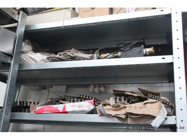 Stalen stelling inhoudende diverse wo onderhoudsproducten, olie, elektramateriaal enz - afbeelding 5 van  5