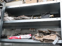 Stalen stelling inhoudende diverse wo onderhoudsproducten, olie, elektramateriaal enz - afbeelding 5 van  5
