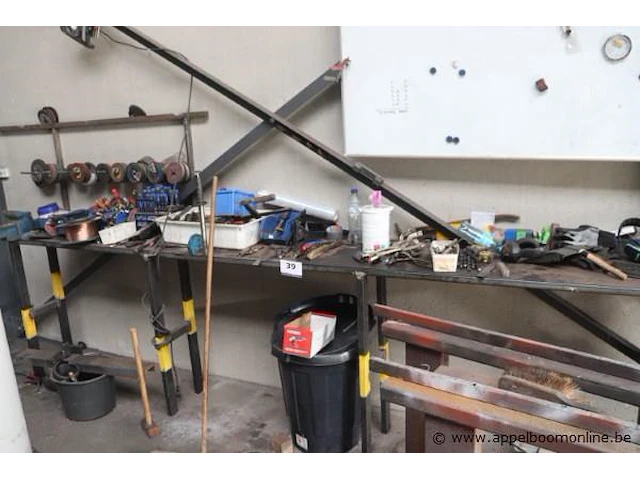 Stalen werktafel met inhoud wo gereedschappen, boren enz - afbeelding 1 van  4