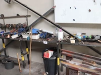 Stalen werktafel met inhoud wo gereedschappen, boren enz - afbeelding 1 van  4
