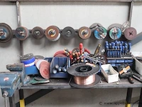 Stalen werktafel met inhoud wo gereedschappen, boren enz - afbeelding 2 van  4