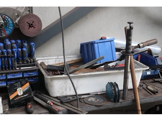 Stalen werktafel met inhoud wo gereedschappen, boren enz - afbeelding 3 van  4