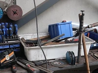 Stalen werktafel met inhoud wo gereedschappen, boren enz - afbeelding 3 van  4