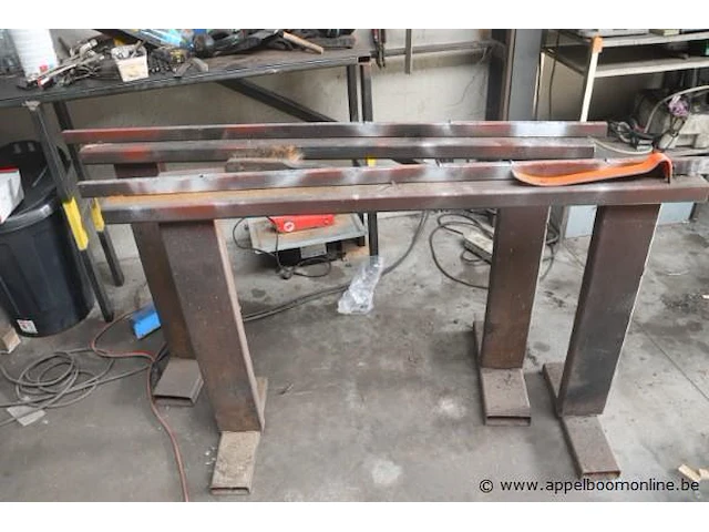 Stalen werktafel met inhoud wo gereedschappen, boren enz - afbeelding 4 van  4