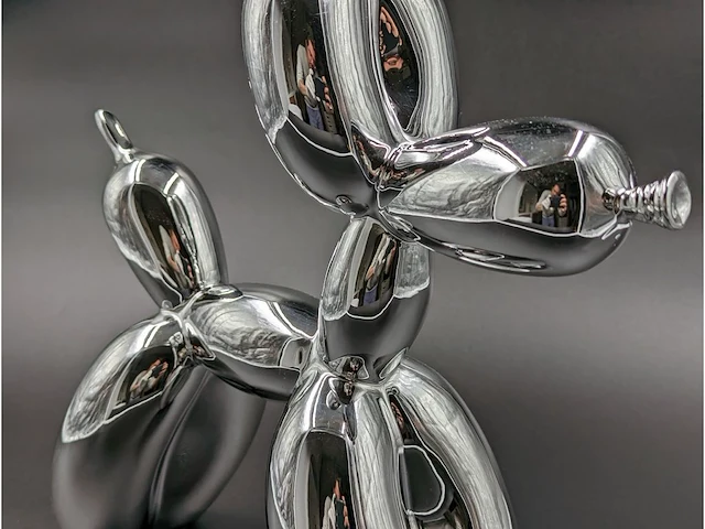 Standbeeld van jeff koons "balloon dog" (zilver) - afbeelding 2 van  8