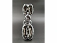 Standbeeld van jeff koons "balloon dog" (zilver) - afbeelding 5 van  8
