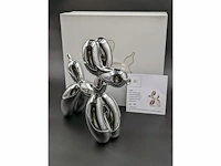 Standbeeld van jeff koons "balloon dog" (zilver) - afbeelding 7 van  8