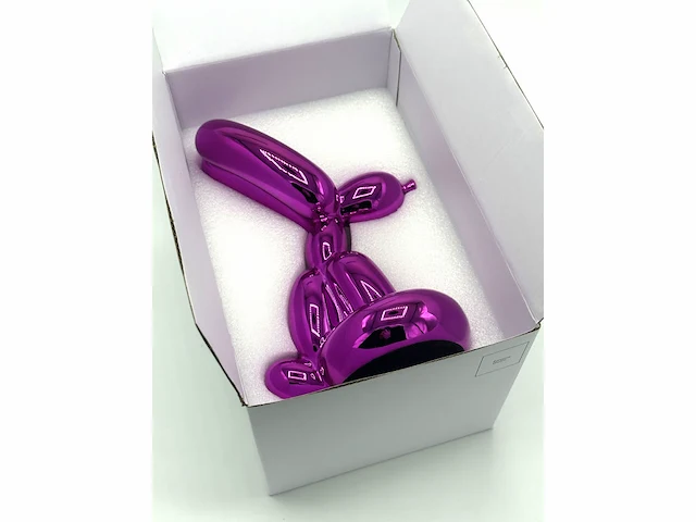 Standbeeld van jeff koons "rabbit" (magenta) - afbeelding 2 van  7