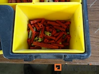 Stanley box met verschillend bevestigingsmiddelen - afbeelding 2 van  12