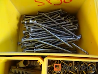 Stanley box met verschillend bevestigingsmiddelen - afbeelding 5 van  12