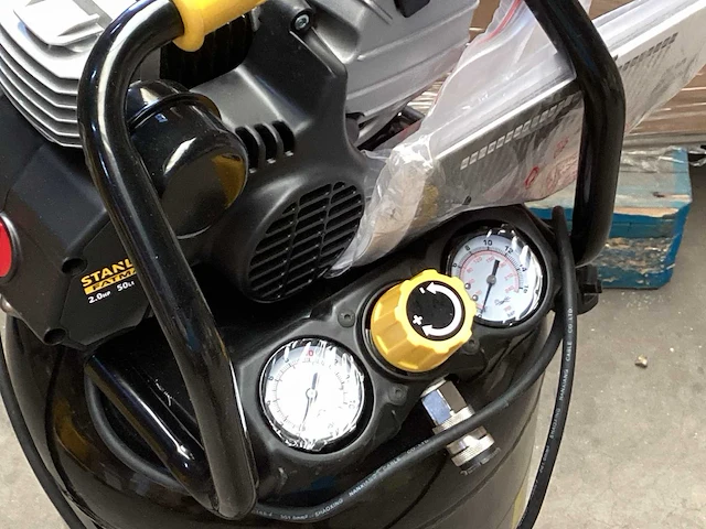 Stanley fatmax hy227/10/50v luchtcompressor 2 pk, 10 bar, 50 liter - afbeelding 2 van  7
