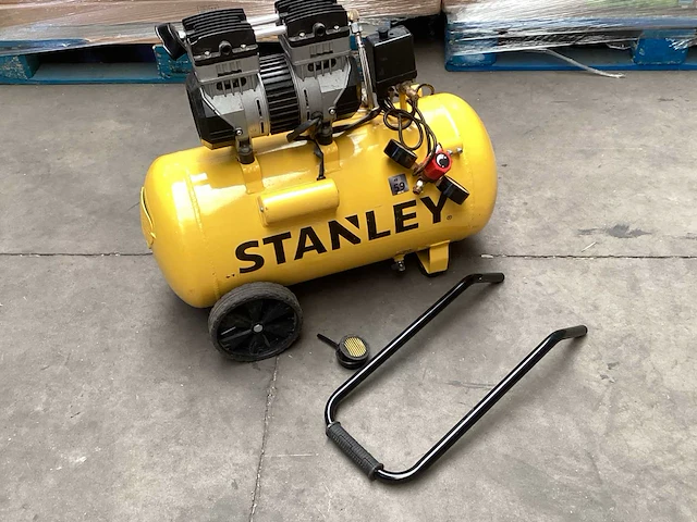 Stanley luchtcompressor 1,5 pk 8 bar, beschadigd - afbeelding 1 van  5