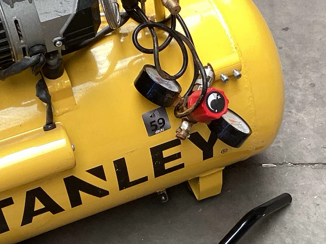 Stanley luchtcompressor 1,5 pk 8 bar, beschadigd - afbeelding 2 van  5