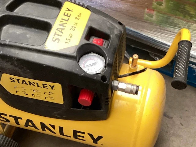 Stanley luchtcompressor 1,5 pk 8 bar, beschadigd - afbeelding 2 van  4