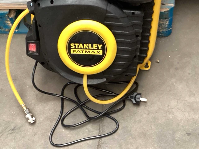 Stanley luchtcompressor 1,5 pk 8 bar, wandmontage - afbeelding 4 van  4