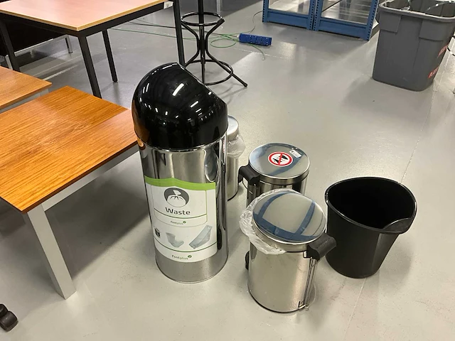 Statafels (2x) + divers meubilar - afbeelding 13 van  13