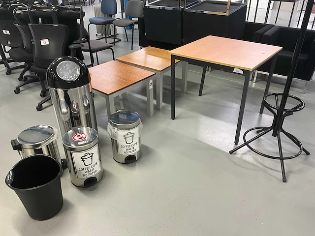 Statafels (2x) + divers meubilar - afbeelding 2 van  13