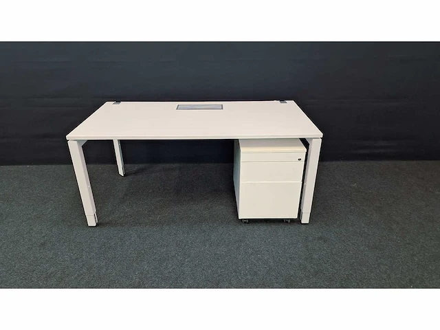 Steelcase - bureaus met ladenblokken (4x) - afbeelding 1 van  8