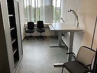 Steelcase bureautafel (2x) met 4 diverse stoelen en 1 rolluikkast - afbeelding 1 van  6