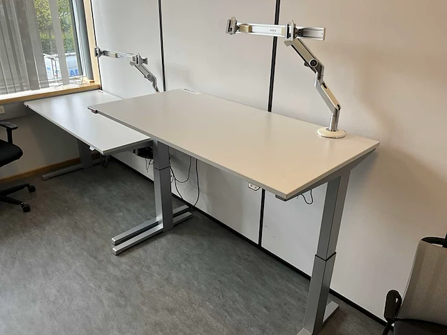 Steelcase bureautafel (2x) met 4 diverse stoelen en 1 rolluikkast - afbeelding 2 van  6