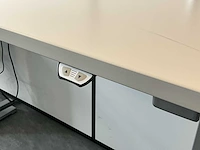 Steelcase bureautafel (2x) met 4 diverse stoelen en 1 rolluikkast - afbeelding 3 van  6