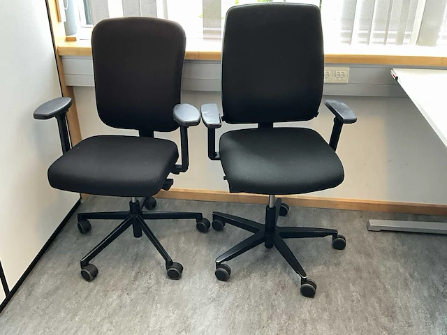 Steelcase bureautafel (2x) met 4 diverse stoelen en 1 rolluikkast - afbeelding 4 van  6