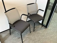 Steelcase bureautafel (2x) met 4 diverse stoelen en 1 rolluikkast - afbeelding 6 van  6