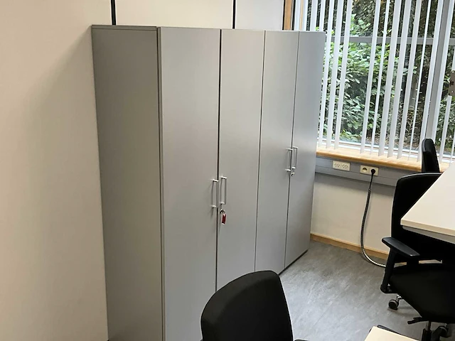 Steelcase bureautafel (2x) met 4 stoelen en 2 kasten - afbeelding 6 van  7