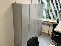 Steelcase bureautafel (2x) met 4 stoelen en 2 kasten - afbeelding 6 van  7