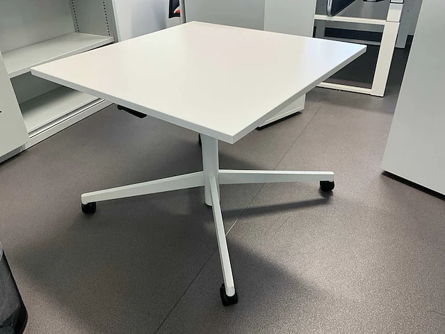 Steelcase verrijdbare vierkante tafel 90x90 (2x) - afbeelding 1 van  5