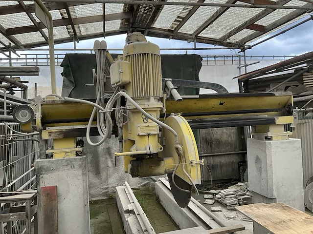 Steenzaagmachine van voorden - afbeelding 1 van  25
