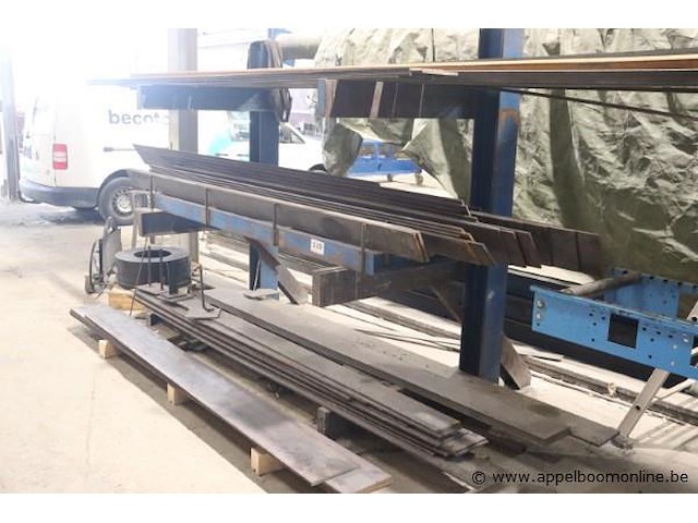 Stelling inhoudende ijzermaterialen - afbeelding 1 van  1