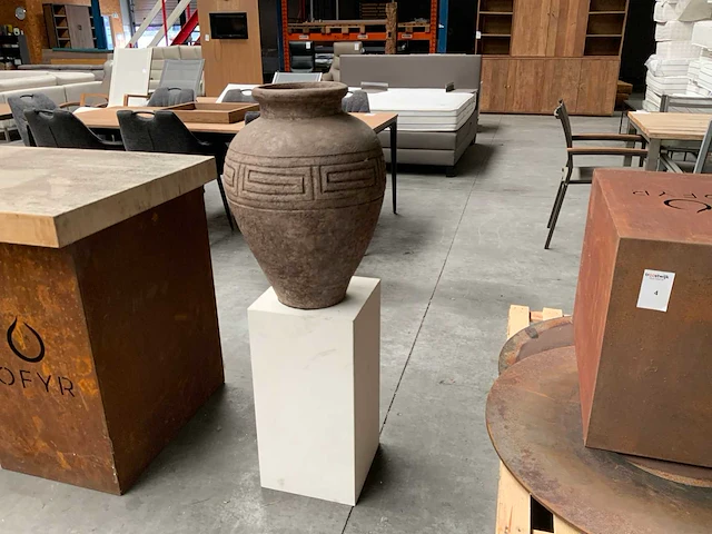 Stenen kruik op zuil - afbeelding 1 van  3