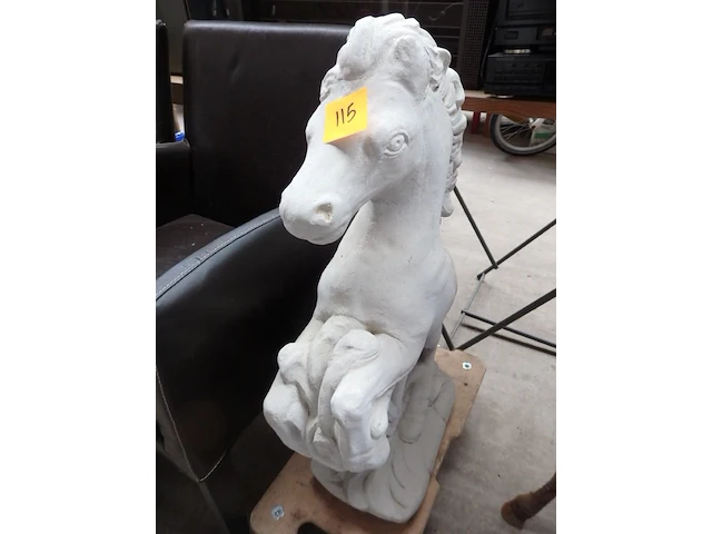 Stenen paard hoogte 80cm - afbeelding 1 van  2