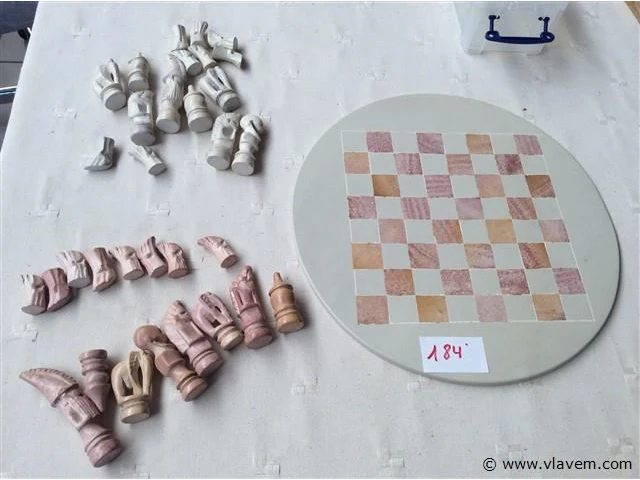 Stenen schaakbord + schaakstukken - afbeelding 1 van  3