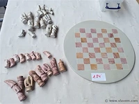 Stenen schaakbord + schaakstukken - afbeelding 1 van  3