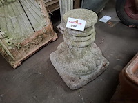 Stenen sokkel - afbeelding 1 van  1