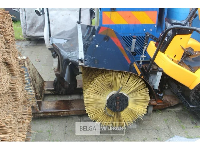 Stiga park farmer met borstel - afbeelding 2 van  8
