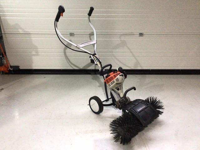 Stihl mm55 multimotor met veegborstel - afbeelding 1 van  6