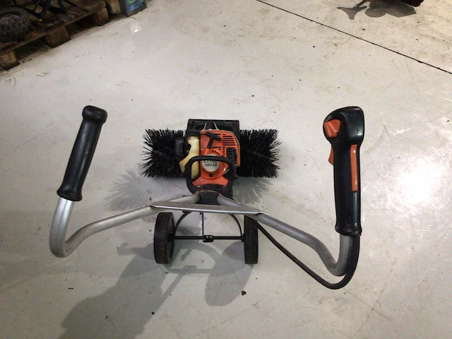 Stihl mm55 multimotor met veegborstel - afbeelding 2 van  6