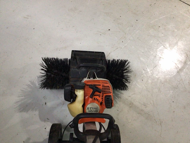 Stihl mm55 multimotor met veegborstel - afbeelding 3 van  6