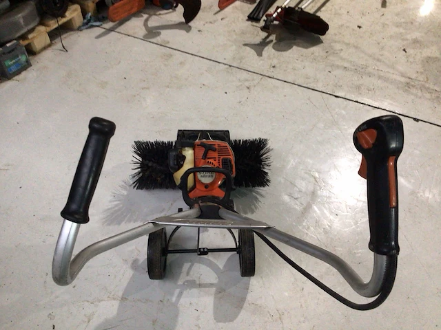 Stihl mm55 multimotor met veegborstel - afbeelding 6 van  6