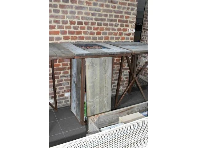 Stijgerhouten staantafel met haard en stenen op gas - afbeelding 1 van  3