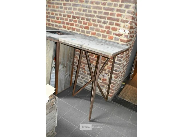 Stijgerhouten staantafel met metalen onderstel afm ± 78x78x112. - afbeelding 1 van  1