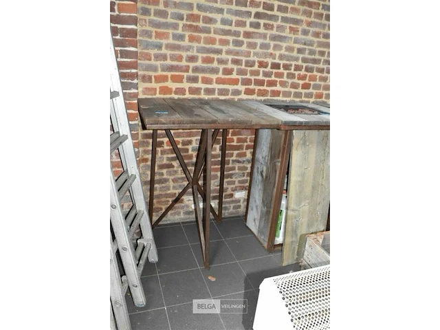 Stijgerhouten staantafel met metalen onderstel afm ± 78x78x112. - afbeelding 1 van  1
