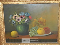 Stilleven schilderij met een vaas vol bloemen en een schaal met fruit - afbeelding 2 van  2